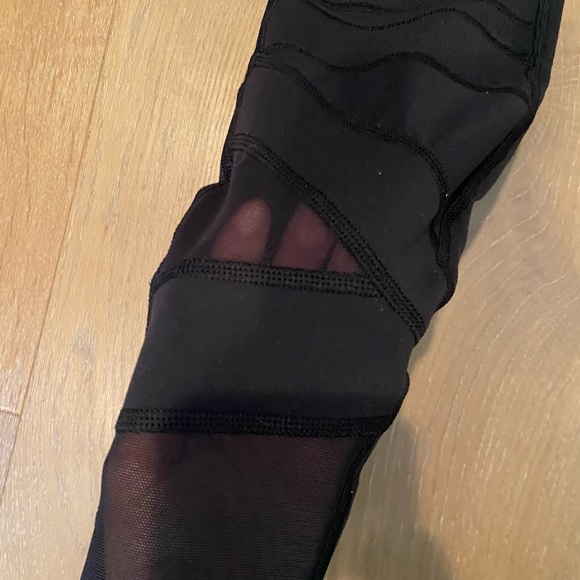 Lululemon Black Mesh Wunder Under Black Leggings - Picture 3 of 5